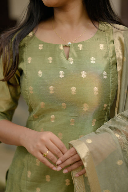 Tissue brocade